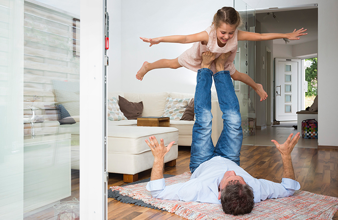 vater-und-tochter-toben-im-wohnzimmer